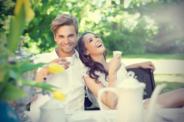 smiling-couple-in-love-drinking-coffee-o