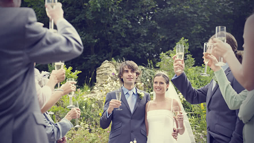 10 Tips on How to Spend Less Money on a Wedding and Still Make it Amazing - YouQueen