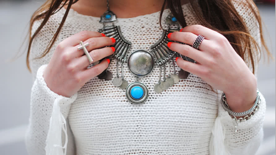 7 Rules for Wearing Statement Jewelry - YouQueen