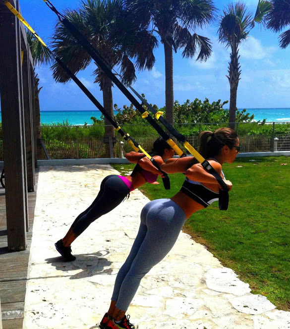 two-girls-in-yogapants-doing-exercises-o