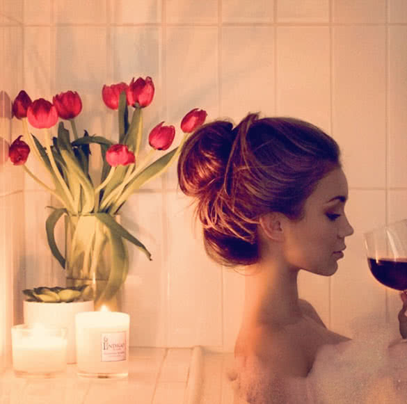 Beautiful young woman relaxing in the bathtub