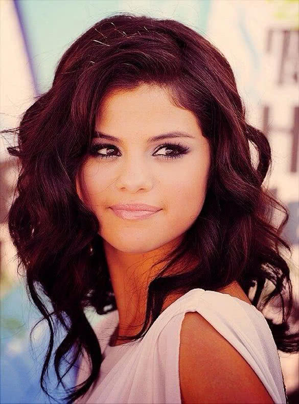 Selena-Gomez-with-burgundy-hair-color