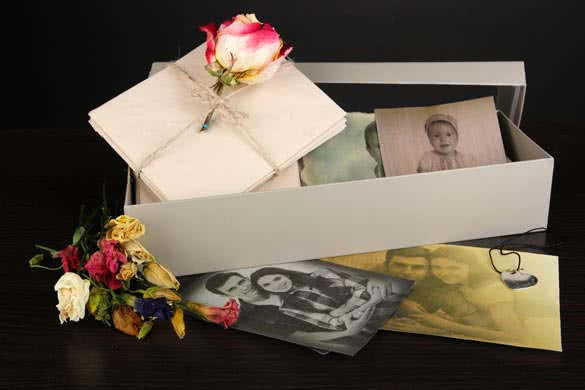 box-with-memories,-pictures,-letters,-flowers