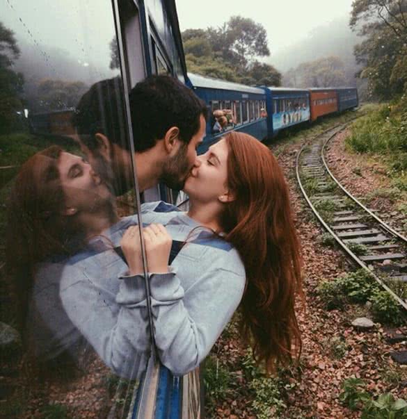 couple-kissing-in-the-train