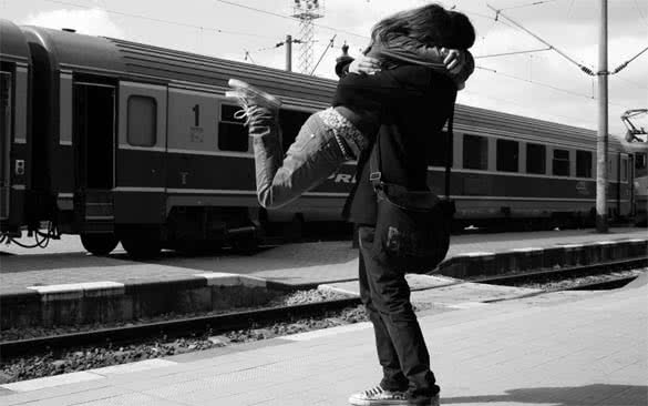 emotional-couple-hug-at-the-train-station