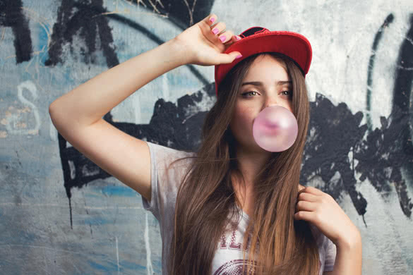 girl-on-the-street-chewing-gum