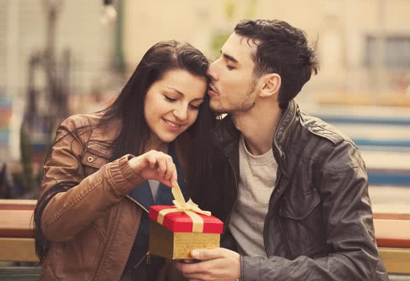 man-kissing-a-girl-and-giving-her-a-gift