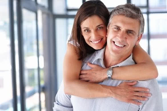 older-man-and-younger-woman-couple-smiling