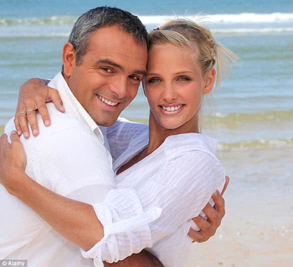 older-man-younger-woman-couple-on-the-beach