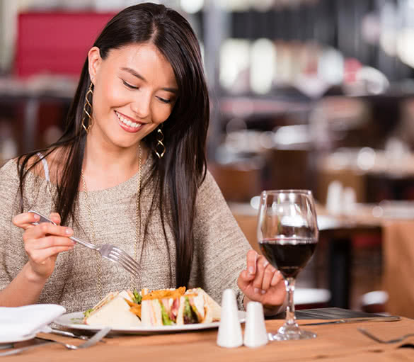 woman-eating-at-the-restaurant