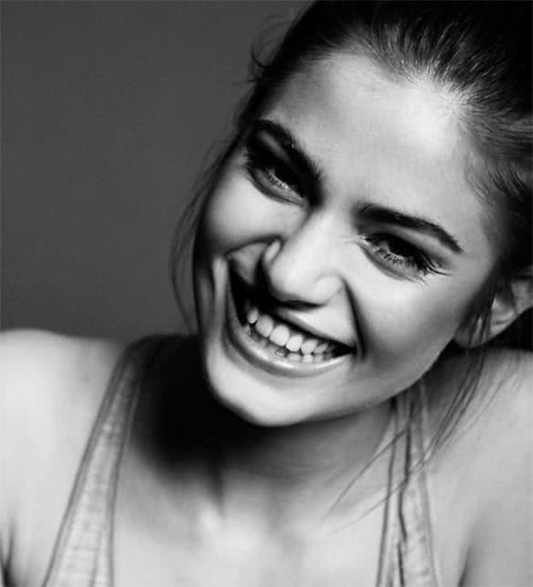 beautiful-girl-smiling-black-and-white