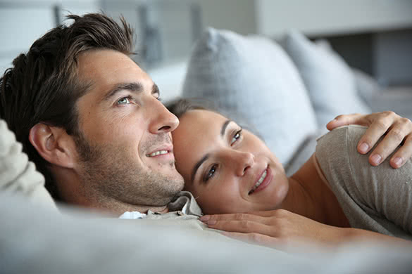 couple-dreaming-together-in-bed