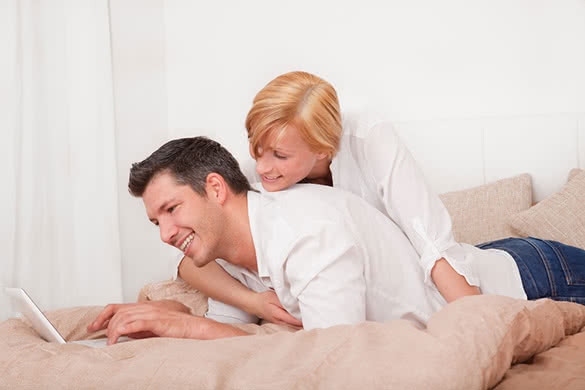 couple-lying-on-the-bed-and-smiling