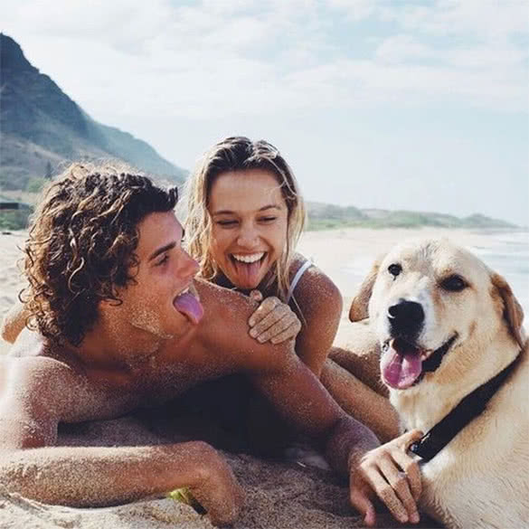couple-with-dog-on-the-beach
