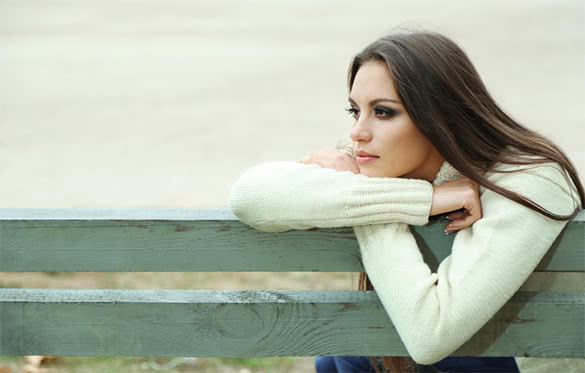 cute-girl-sitting-at-the-bench