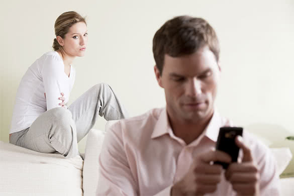 jealous-woman-watching-her-husband-texting