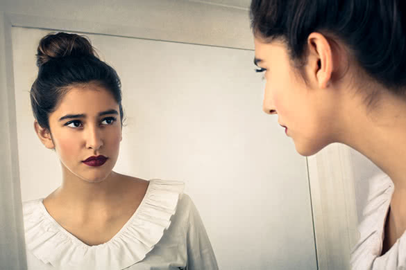 woman-looking-in-the-mirror