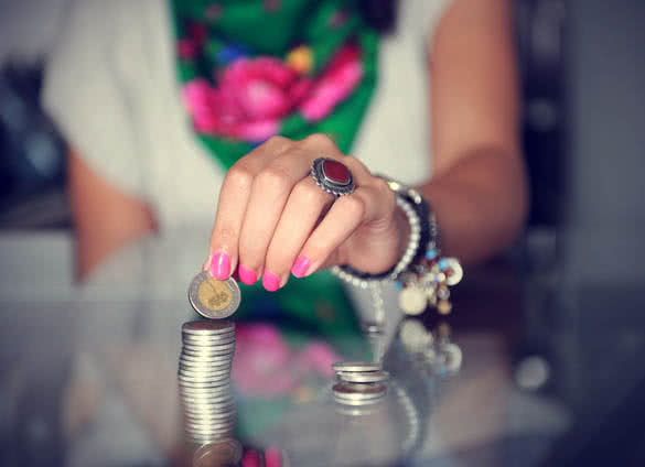 A women counting money on a disk