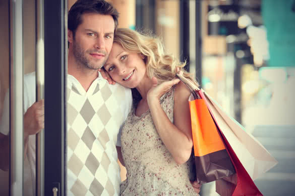 How to Tell If a Guy Likes You - Man and woman shopping portrait