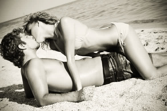 sandy beach kiss