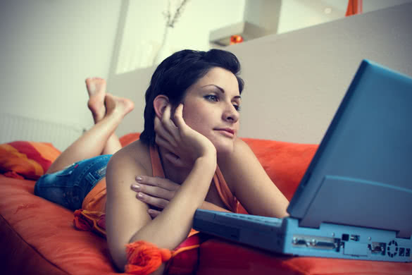 girl on couch with her laptop