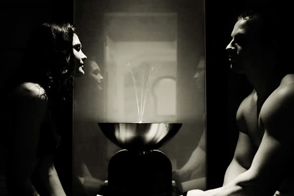 Pretty-couple-in-the-dark-room-with-fountain