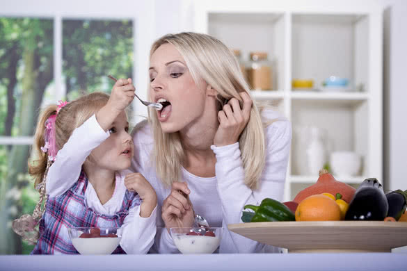 kid feeding mom