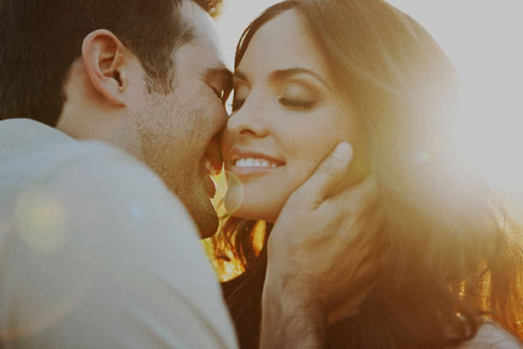 10 ways woman should behave that will drive the man crazy of her love