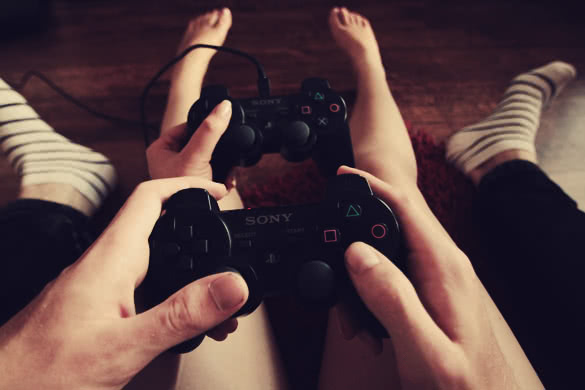 playing video games with boyfriend