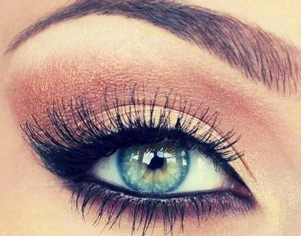 The 3 Best Makeup Ideas for Blue Eyes and Dark Hair - YouQueen