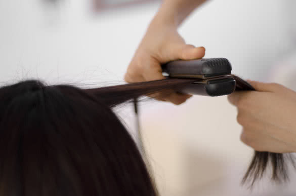 hair-straightening-with-flat-iron