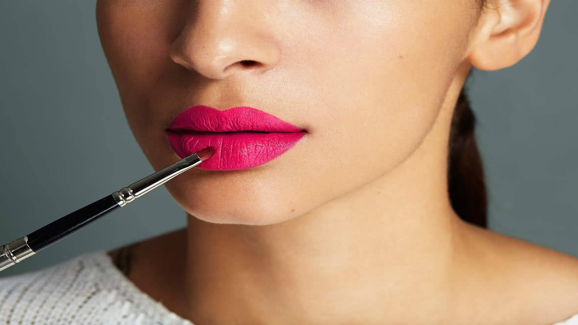 How to put on lip liner