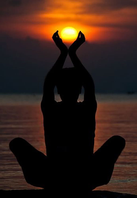 girl-meditating-on-the-sunset