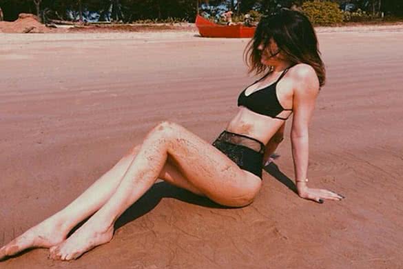 kylie-jenner-in-black-bikini-on-the-beach