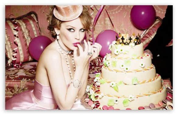 kylie-minogue-with-birthday-cake