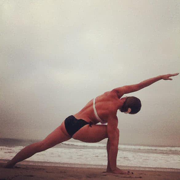 yoga-esa-pose-on-the-beach