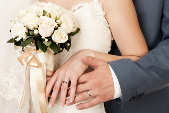 Bride-and-groom's-hands-with-wedding-rings