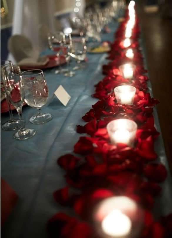 DIY-scarlet-Rose-petals-and-candles-for-wedding