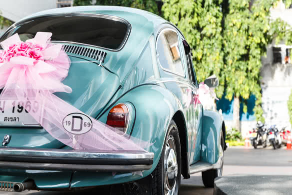 Green-wedding-classic-car-with-rose-bow