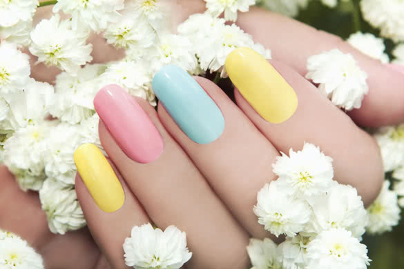 Pastel-manicure-on-female-hand-with-flowers