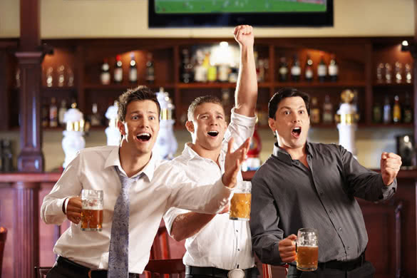 Young-people-with-beer-watching-football-in-a-bar