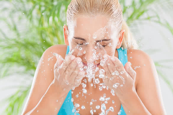 blonde-woman-washing-her-face