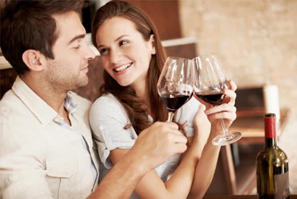 couple-on-a-date-drinking-wine