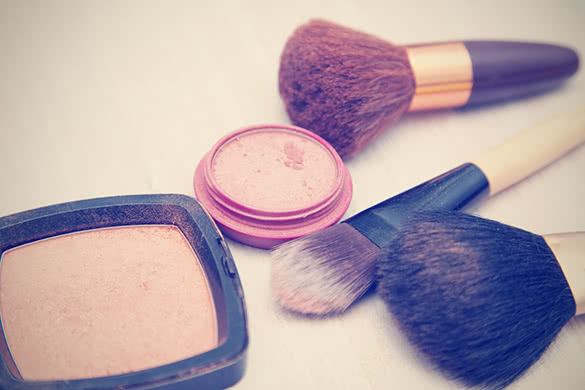 makeup-blush-and-brushes