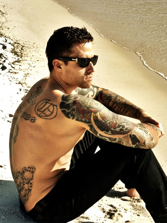 tattooed-cute-guy-on-the-beach