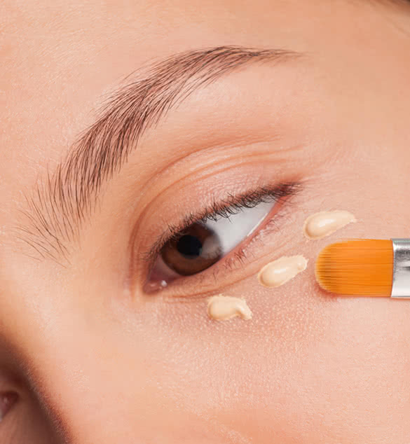 woman-applying-concealer