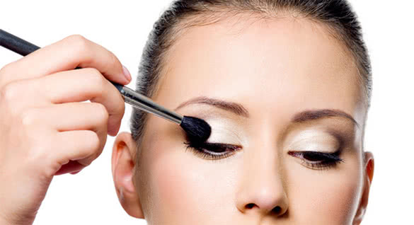 woman-applying-eye-primer