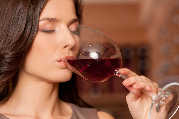 woman-drinking-red-wine