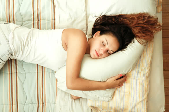 woman-is-sleeping-in-the-bed