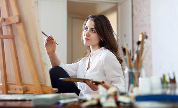 woman-painting-at-her-home